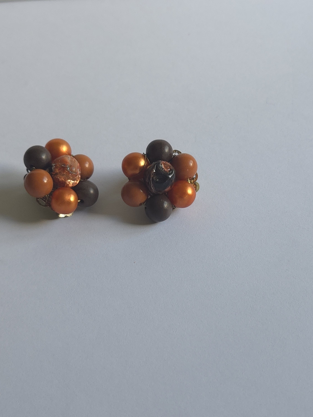 Vintage 1950s Japan Orange Brown Bead‎ Cluster Clip On Earrings Autumn Foil - Picture 2 of 10